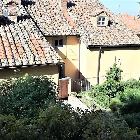 House With Private Garden In Cortona's Town Centre
